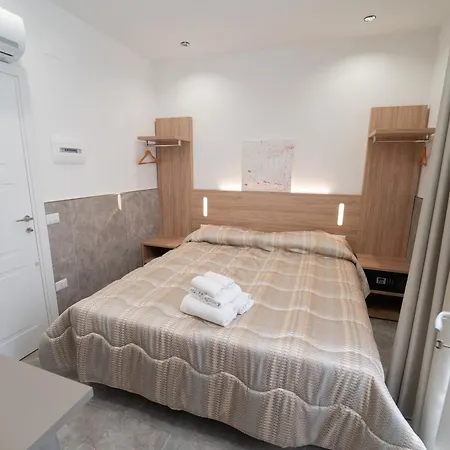Le 4 Stagioni Dante H Centro, By Clapa Group 2* Napels